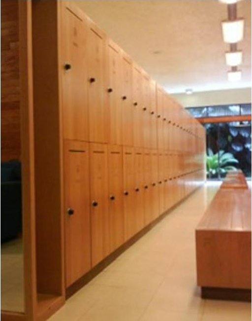 Lockers y bancas de madera en vestidores